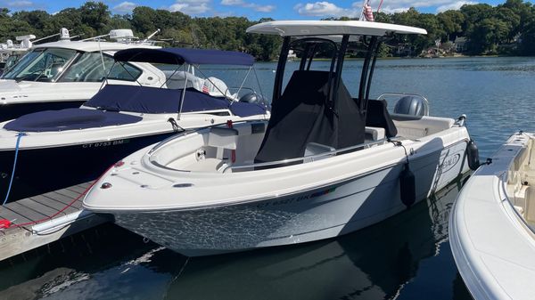 Robalo R222 Center Console