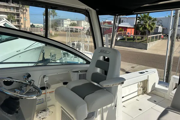 Boston Whaler 315 Conquest image