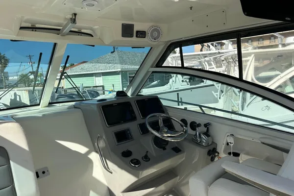 Boston Whaler 315 Conquest image