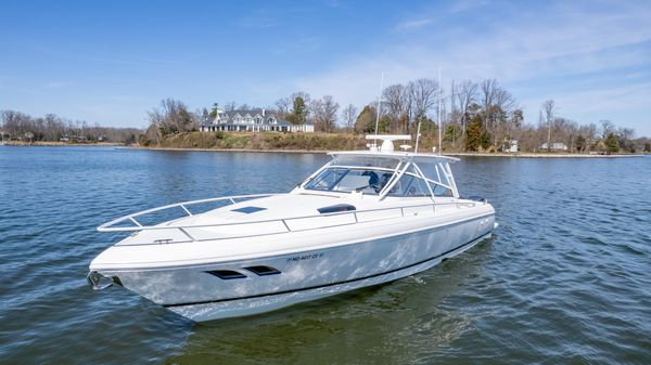 Intrepid 430 Sport Yacht