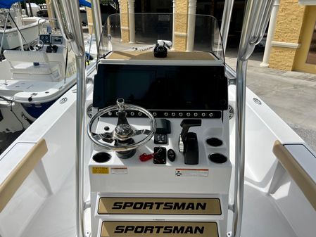 Sportsman Masters 247 Bay Boat image