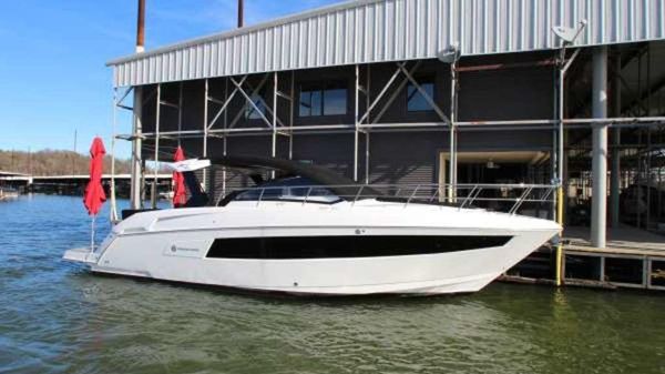 Cruisers Yachts 390 Express Coupe 