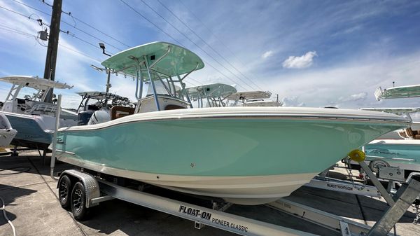 Pioneer 222 Sportfish 
