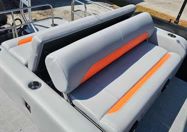 Bentley-pontoons LEGACY-243-SWINGBACK image