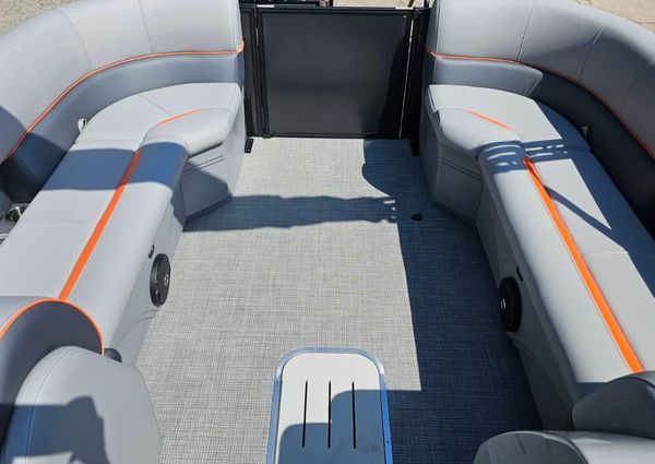 Bentley-pontoons LEGACY-243-SWINGBACK image