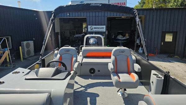 Bentley-pontoons LEGACY-243-SWINGBACK image