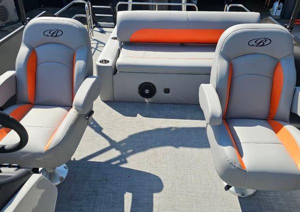 Bentley-pontoons LEGACY-243-SWINGBACK image