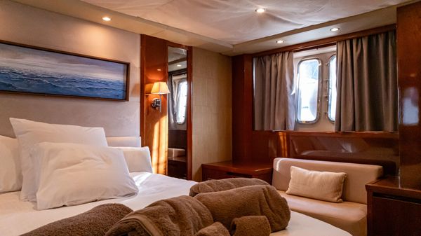 Princess Yachts V65 image