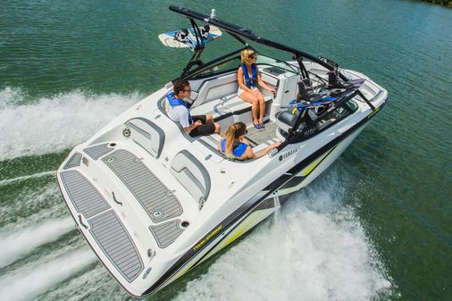 Yamaha Boats 212X image