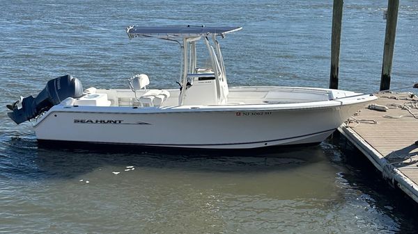 Sea Hunt Triton 225 