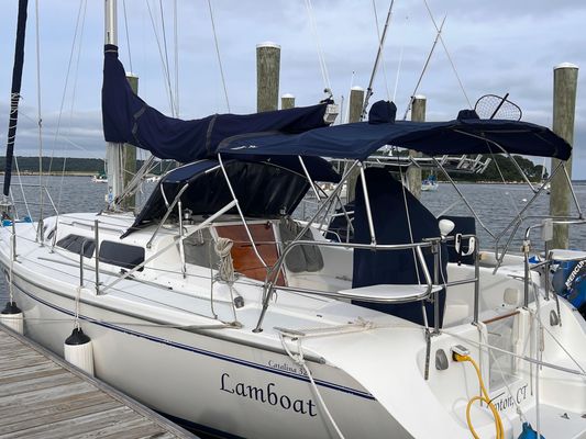 Catalina 320 - main image