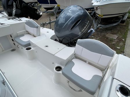 Robalo R180 Center Console image