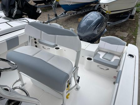 Robalo R180 Center Console image