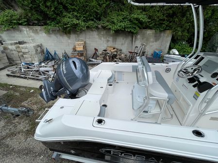 Robalo R180 Center Console image