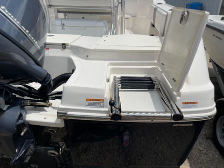 Robalo R180 Center Console image