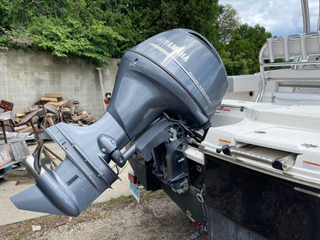 Robalo R180 Center Console image