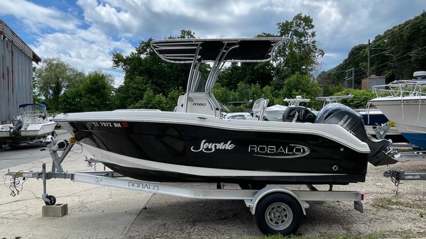 Robalo R180 Center Console 