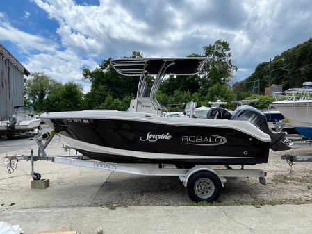 Robalo R180 Center Console image