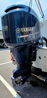 Hurricane 2400-SUNDECK-OUTBOARD image