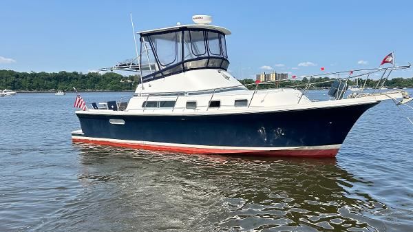 Albin 32 + 2 Command Bridge 