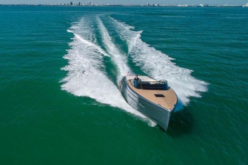 Canard Yachts eMotion HYBRID image