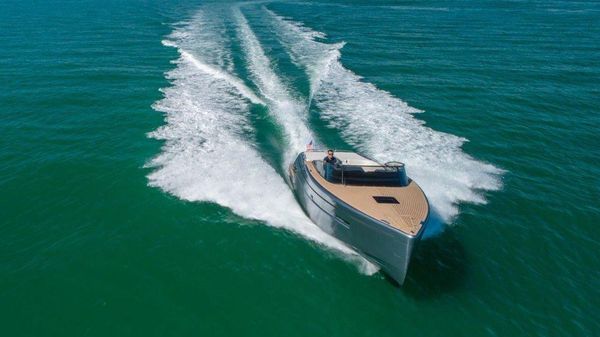 Canard Yachts eMotion 