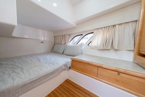Intrepid 475 Sport Yacht image