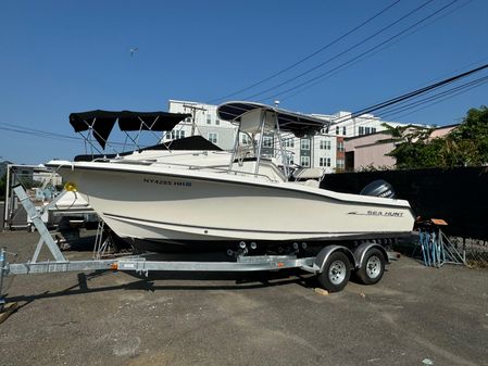 Sea Hunt Triton 232 image