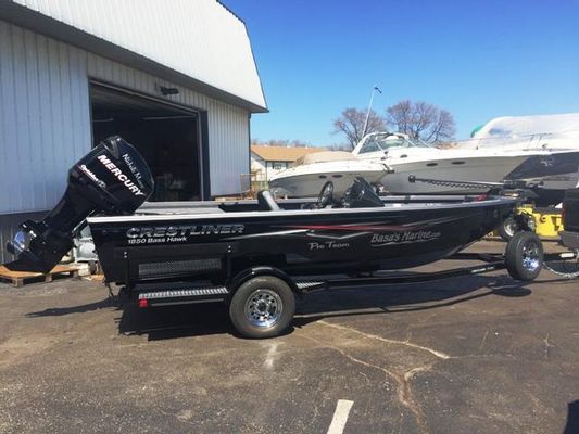 Crestliner 1850 Bass Hawk - main image
