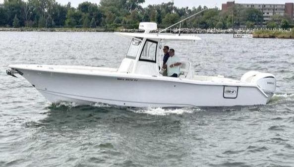 Sea Hunt Gamefish 30 with Coffin Box 