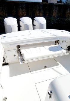 Regulator 34 Center Console Triple 300 image