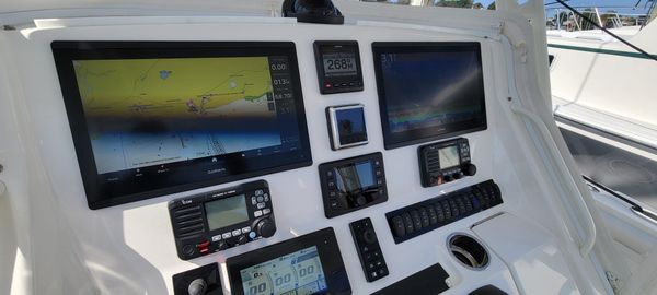 Regulator 34 Center Console Triple 300 image