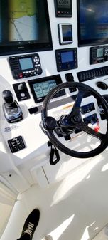 Regulator 34 Center Console Triple 300 image