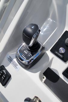 Regulator 34 Center Console Triple 300 image