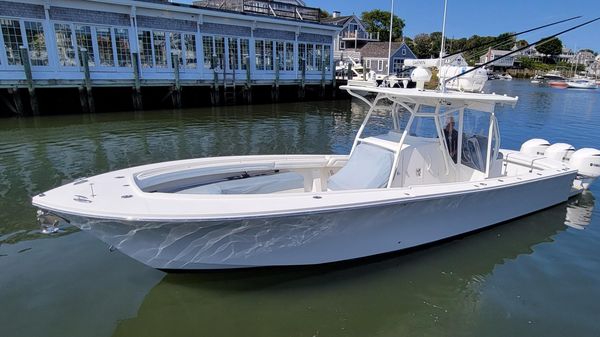 Regulator 34 Center Console Triple 300 