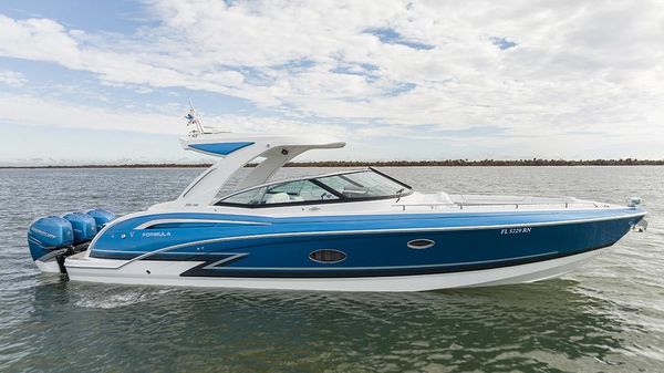 Formula 350 Crossover Bowrider