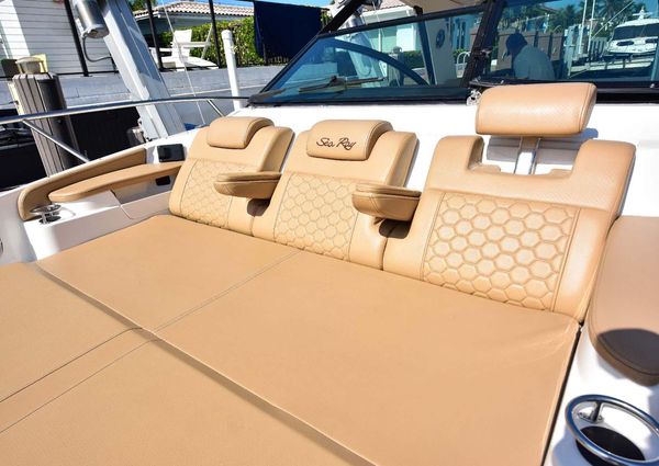 Sea Ray Sundancer 320 image