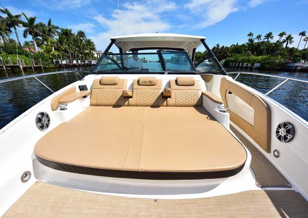 Sea Ray Sundancer 320 image