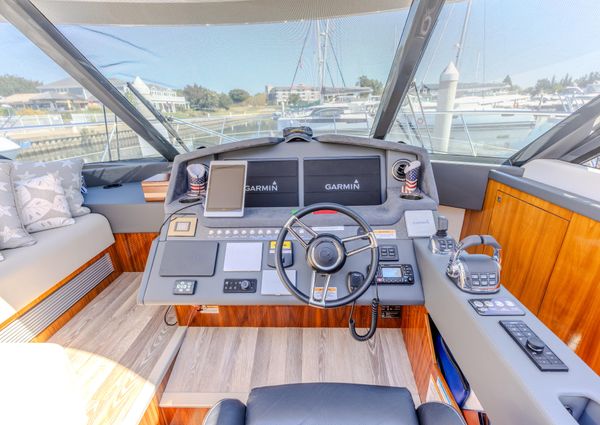 Riviera 5400 Sport Yacht Platinum Edition image