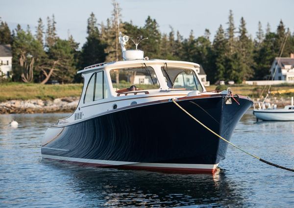 Hinckley Talaria 34 image