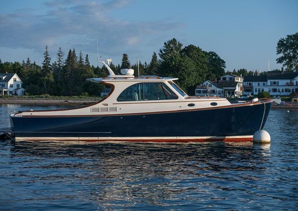 Hinckley Talaria 34 image