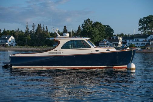 Hinckley Talaria 34 image