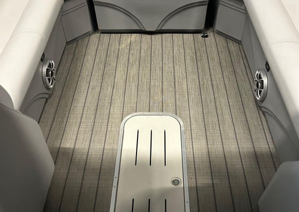 Bentley-pontoons LEGACY-243-SWINGBACK image