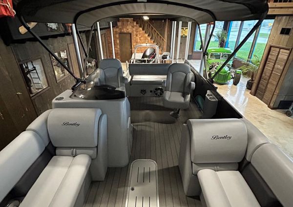 Bentley-pontoons LEGACY-243-SWINGBACK image