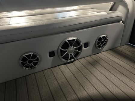 Bentley-pontoons LEGACY-243-SWINGBACK image