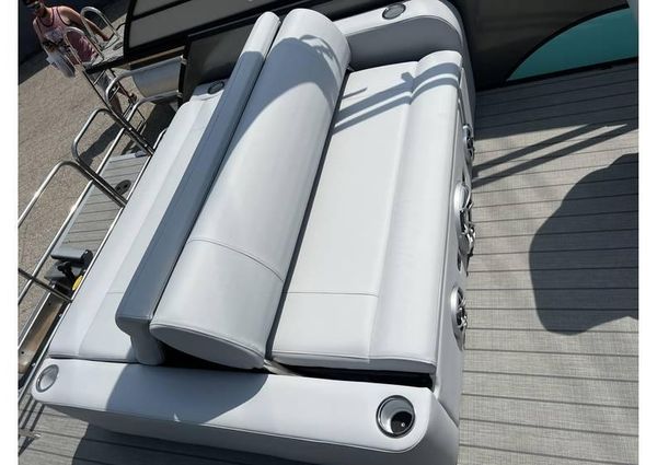 Bentley-pontoons LEGACY-243-SWINGBACK image