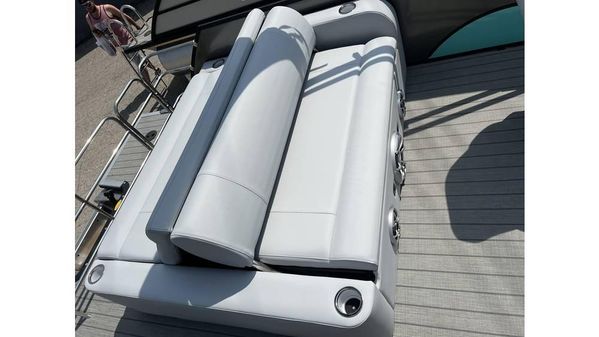 Bentley-pontoons LEGACY-243-SWINGBACK image