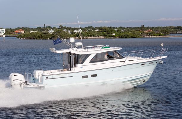 Cutwater C-302 Coupe - main image