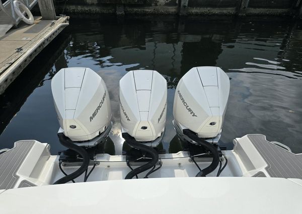 Sea Ray 320 Sundancer Outboard image