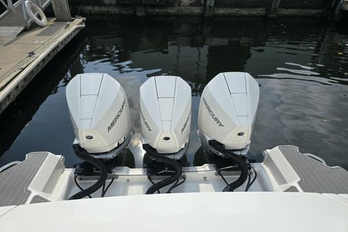 Sea Ray 320 Sundancer Outboard image